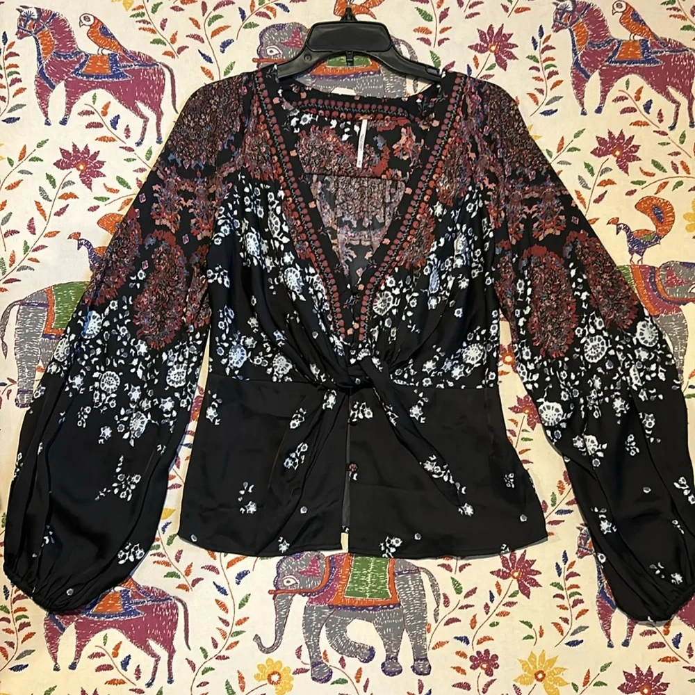 Free People Run Free Tunic Blouse size M Bohemian black floral Night Shade satin - Picture 7 of 15